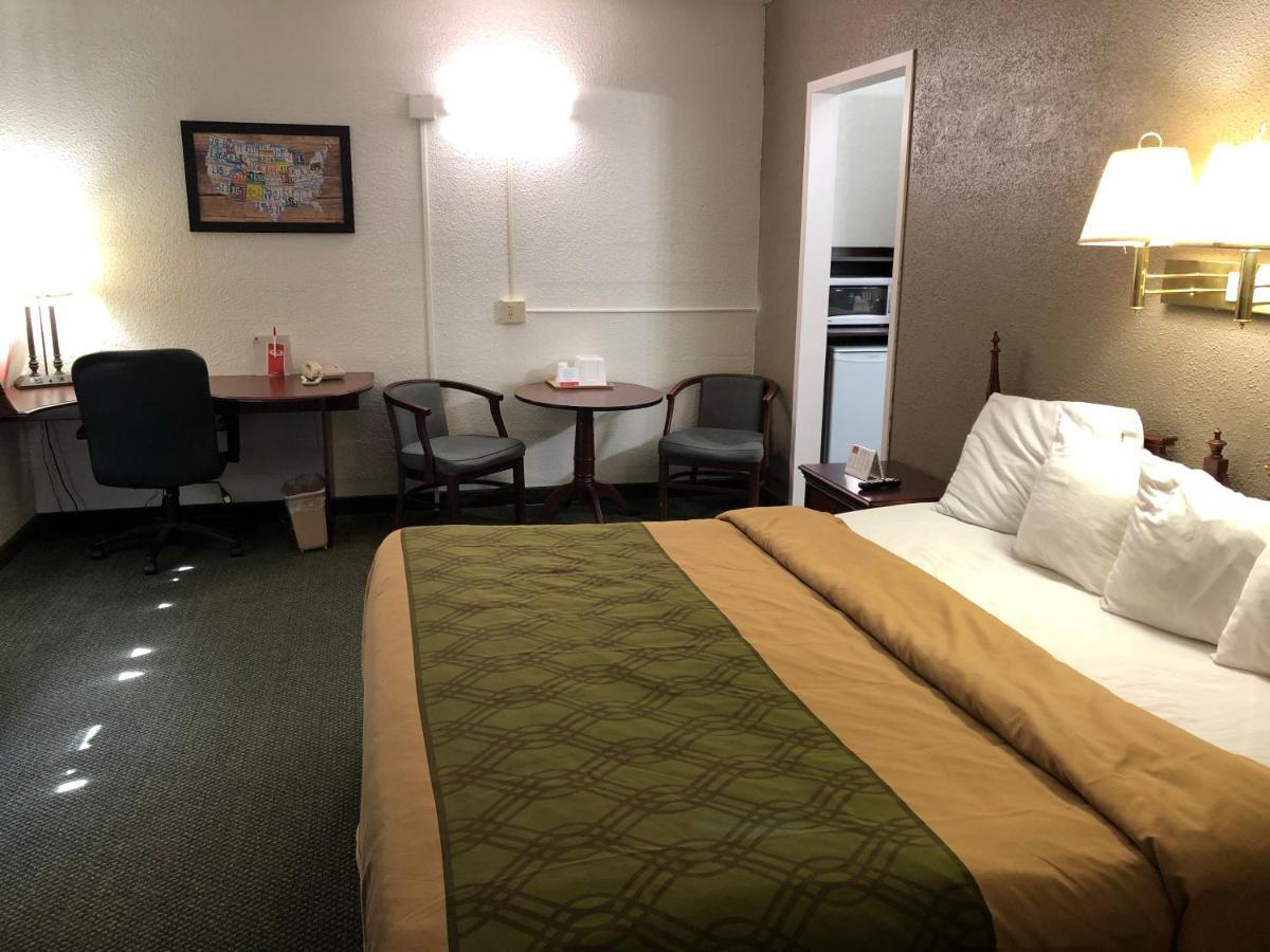 Econo Lodge Wisconsin Rapids Eksteriør bilde