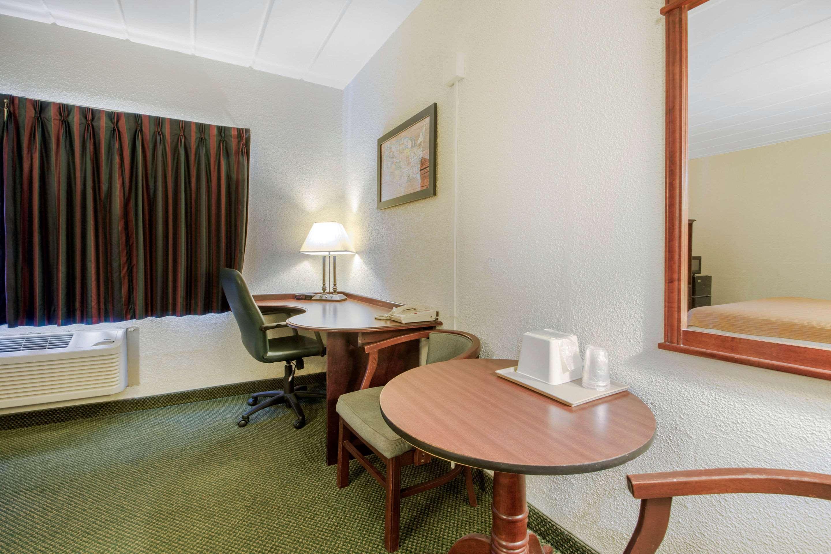 Econo Lodge Wisconsin Rapids Eksteriør bilde