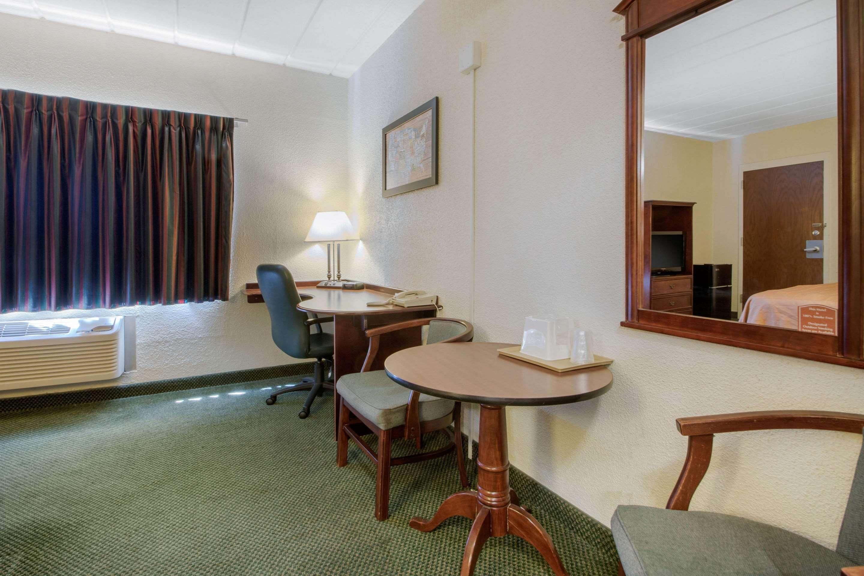 Econo Lodge Wisconsin Rapids Eksteriør bilde