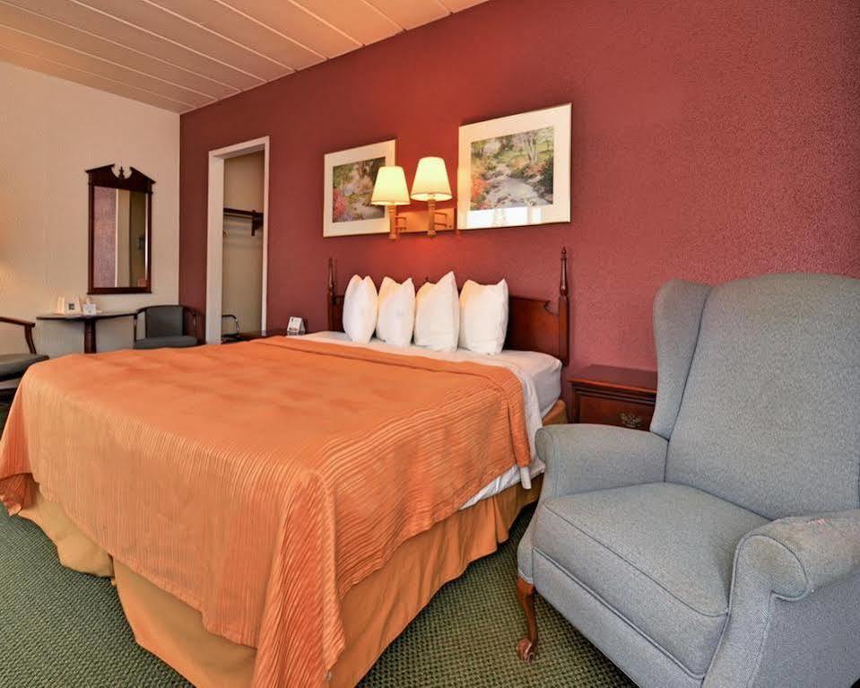 Econo Lodge Wisconsin Rapids Eksteriør bilde